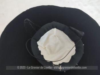 Voici un superbe chapeau ancien, datant des années 50 en forme de galette en velours ras noir décoré d'un ruban bleu ciel et avec deux V en habillés de velours pour le maintenir dans la coiffure. Fait main et pièce unique.