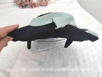 Voici un superbe chapeau ancien, datant des années 50 en forme de galette en velours ras noir décoré d'un ruban bleu ciel et avec deux V en habillés de velours pour le maintenir dans la coiffure. Fait main et pièce unique.