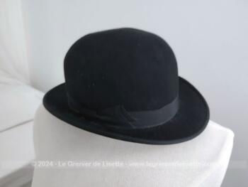 Ancien chapeau melon pour hommes ou femmes en feutre noir avec un tour de tête intérieur 54 cm. Etiquette intérieure sur bande en cuir. A porter ou pour une décoration très vintage.