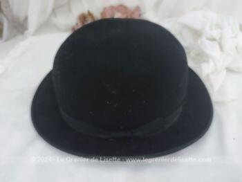 Ancien chapeau melon pour hommes ou femmes en feutre noir avec un tour de tête intérieur 54 cm. Etiquette intérieure sur bande en cuir. A porter ou pour une décoration très vintage.