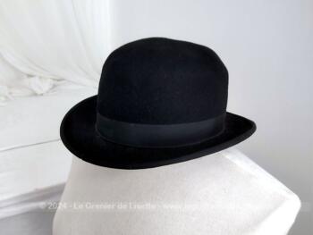 Ancien chapeau melon pour hommes ou femmes en feutre noir avec un tour de tête intérieur 54 cm. Etiquette intérieure sur bande en cuir. A porter ou pour une décoration très vintage.