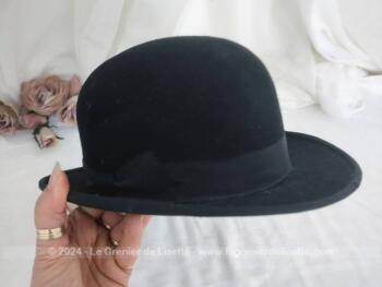 Ancien chapeau melon pour hommes ou femmes en feutre noir avec un tour de tête intérieur 54 cm. Etiquette intérieure sur bande en cuir. A porter ou pour une décoration très vintage.