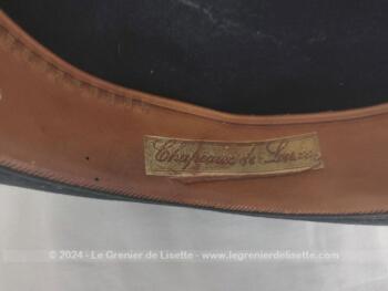 Ancien chapeau melon pour hommes ou femmes en feutre noir avec un tour de tête intérieur 54 cm. Etiquette intérieure sur bande en cuir. A porter ou pour une décoration très vintage.