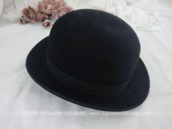 Ancien chapeau melon pour hommes ou femmes en feutre noir avec un tour de tête intérieur 54 cm. Etiquette intérieure sur bande en cuir. A porter ou pour une décoration très vintage.