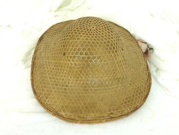 Voici un chapeau vintage asiatique tissé en bambou et feuilles de bananier dans un style colonial. Intérieur tissus, percé de 4 trous pour aération et passer un lien pour attacher au tour du cou. Tour de tête standard et unique.