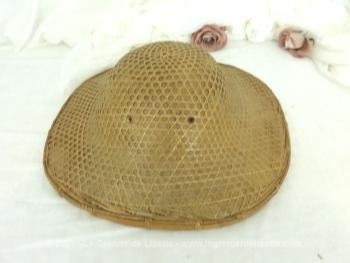 Voici un chapeau vintage asiatique tissé en bambou et feuilles de bananier dans un style colonial. Intérieur tissus, percé de 4 trous pour aération et passer un lien pour attacher au tour du cou. Tour de tête standard et unique.