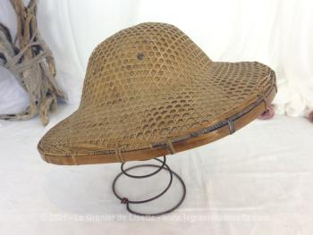 Voici un chapeau vintage asiatique tissé en bambou et feuilles de bananier dans un style colonial. Intérieur tissus, percé de 4 trous pour aération et passer un lien pour attacher au tour du cou. Tour de tête standard et unique.