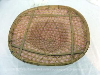 Voici un chapeau vintage asiatique tissé en bambou et feuilles de bananier dans un style colonial. Intérieur tissus, percé de 4 trous pour aération et passer un lien pour attacher au tour du cou. Tour de tête standard et unique.