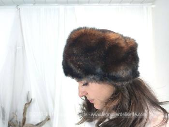 Voici une toque vintage en fausse fourrure extensible sur le contour et tissus chaud sur le dessus de chez Parkhust - Made in Canada, pour avoir la tete bien au chaud. Taille unique et standard .