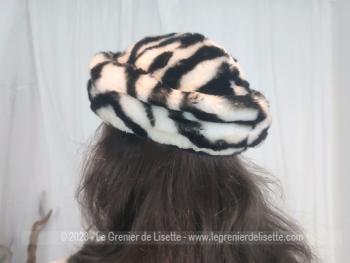 Superbe et original chapeau-toque vintage en fausse fourrure imitation zèbre de la marque Jacques Ségal - Paris  Pour tour de tête 56 cm.