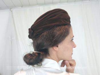 Modèle des années 50/60, voici un ancien chapeau forme bibi en velours marron, dont les plis qui forment le contours sont étirables uniquement sur le devant pour un effet asymétrique. A faire tenir avec épingle ou élastique.