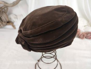 Modèle des années 50/60, voici un ancien chapeau forme bibi en velours marron, dont les plis qui forment le contours sont étirables uniquement sur le devant pour un effet asymétrique. A faire tenir avec épingle ou élastique.