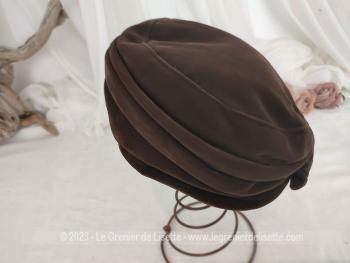 Modèle des années 50/60, voici un ancien chapeau forme bibi en velours marron, dont les plis qui forment le contours sont étirables uniquement sur le devant pour un effet asymétrique. A faire tenir avec épingle ou élastique.