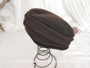 Modèle des années 50/60, voici un ancien chapeau forme bibi en velours marron, dont les plis qui forment le contours sont étirables uniquement sur le devant pour un effet asymétrique. A faire tenir avec épingle ou élastique.