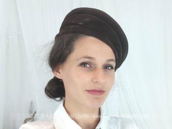 Modèle des années 50/60, voici un ancien chapeau forme bibi en velours marron, dont les plis qui forment le contours sont étirables uniquement sur le devant pour un effet asymétrique. A faire tenir avec épingle ou élastique.