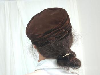 Modèle des années 50/60, voici un ancien chapeau forme bibi en velours marron, dont les plis qui forment le contours sont étirables uniquement sur le devant pour un effet asymétrique. A faire tenir avec épingle ou élastique.