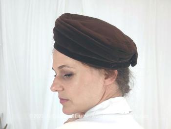 Modèle des années 50/60, voici un ancien chapeau forme bibi en velours marron, dont les plis qui forment le contours sont étirables uniquement sur le devant pour un effet asymétrique. A faire tenir avec épingle ou élastique.