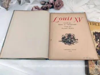  Dignes d’être exposés pour être admirés, voici deux livres d'histoire datant de 1939, remplis de belles images à l'ancienne portant pour un sur Louis XV et l'autre sur Vercingétorix. On tombe sous le charme au fil des pages .