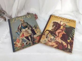  Dignes d’être exposés pour être admirés, voici deux livres d'histoire datant de 1939, remplis de belles images à l'ancienne portant pour un sur Louis XV et l'autre sur Vercingétorix. On tombe sous le charme au fil des pages .