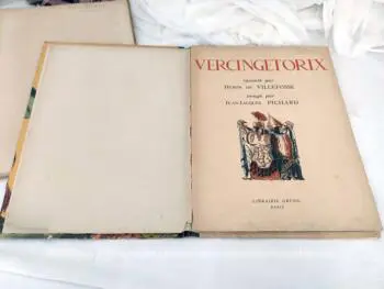  Dignes d’être exposés pour être admirés, voici deux livres d'histoire datant de 1939, remplis de belles images à l'ancienne portant pour un sur Louis XV et l'autre sur Vercingétorix. On tombe sous le charme au fil des pages .