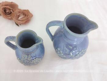 Voici un beau duo de pichets vintage en céramique couleur bleu bleuet avec des décors de vigne en relief, avec un pichet de 25 cl et un de 50 cl.  Assortiment superbe !