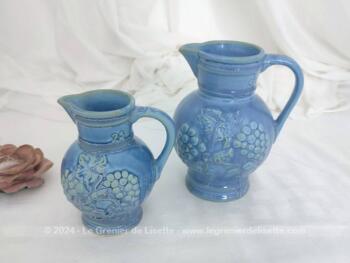 Voici un beau duo de pichets vintage en céramique couleur bleu bleuet avec des décors de vigne en relief, avec un pichet de 25 cl et un de 50 cl.  Assortiment superbe !