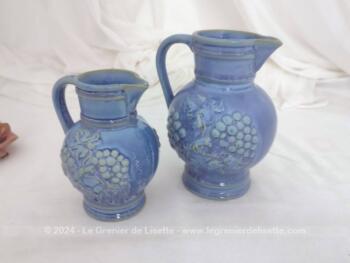 Voici un beau duo de pichets vintage en céramique couleur bleu bleuet avec des décors de vigne en relief, avec un pichet de 25 cl et un de 50 cl.  Assortiment superbe !