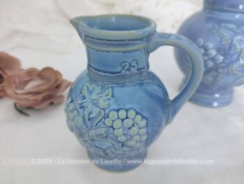 Voici un beau duo de pichets vintage en céramique couleur bleu bleuet avec des décors de vigne en relief, avec un pichet de 25 cl et un de 50 cl.  Assortiment superbe !