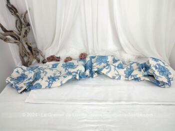 Pour traversin de 135 cm de long, voici une belle housse faite main en tissus d'ameublement bleu tendance shabby avec à chaque extrémité un passepoil pour former un diamètre de 22 cm. Fermée par une fermeture éclair. Pièce unique.