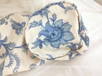 Pour traversin de 135 cm de long, voici une belle housse faite main en tissus d'ameublement bleu tendance shabby avec à chaque extrémité un passepoil pour former un diamètre de 22 cm. Fermée par une fermeture éclair. Pièce unique.