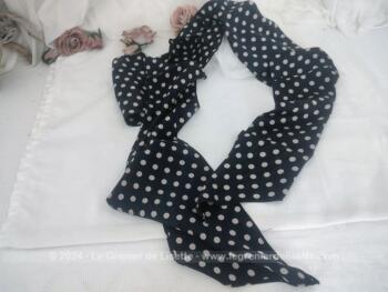 En polyester imitation soie, voici une belle lavallière noire à pois blancs décorée de petits plis religieuses avec une extrémité en biais et une droite, de 200 x 16 cm pour un joli noeud autour du cou, d'un chapeau ou autres idées.