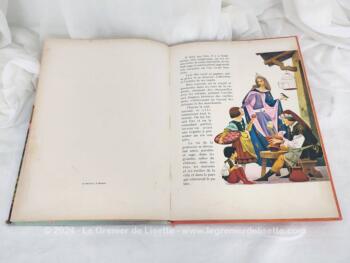 En très bon état, voici un ancien livre pour enfants au titre de "La Princesse Invisible" édité en 1965 par O.D.E.G.E. , écrit par Sforza avec des illustrations de S. Baraldi. Look vintage et idéal pour se replonger dans les souvenirs de notre enfance.