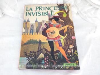 En très bon état, voici un ancien livre pour enfants au titre de "La Princesse Invisible" édité en 1965 par O.D.E.G.E. , écrit par Sforza avec des illustrations de S. Baraldi. Look vintage et idéal pour se replonger dans les souvenirs de notre enfance.