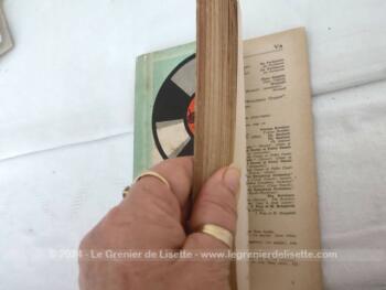 Voici un ancien catalogues La Voix de son Maitre pour l'année 1928, un autre pour l'année 1929,  un prospectus pour une chanson de Maurice Chevalier de 1929 et le catalogue des nouveautés d'avril 1930.