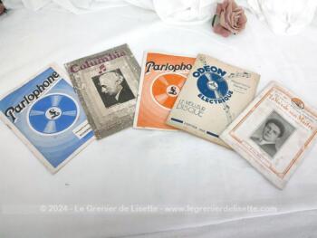 Voici un lot de 5 petits catalogues de marques différentes de disques pour gramophones, Columbia, Parlophone, La Voix de son Maitre et Odéon datant tous de 1929.