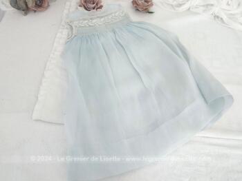 Faite à la main, il y a bien des décennies, voici une ancienne robe pour bébé en organdi bleu ciel décorée de fines dentelles et de broderies sur tulle.