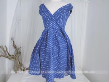 Voici une belle robe bleu roi à pois blancs récente mais vraiment dans le style des années 50, réalisée dans un tissus en stretch et correspondant à un 38.