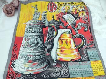 Cadeau publicitaire des "Cafés Isard" à Tarbes, voici un ancien torchon calendrier pour l'année 1975 de 46 x 62 cm avec en décors deux belles chopes à bière style allemand et tous les mois de l'année dans des petits carrés.