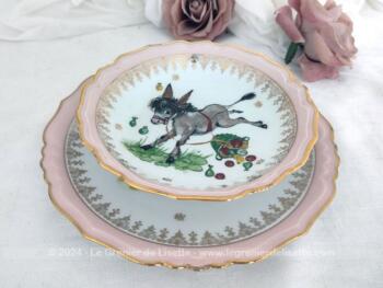 Adorable duo de petites assiettes pour enfants datant des années 60 en "Véritable Porcelaine de Limoges France - Or" avec une petite assiette plate et une assiette creuse aux motifs enfantins et animaliers.