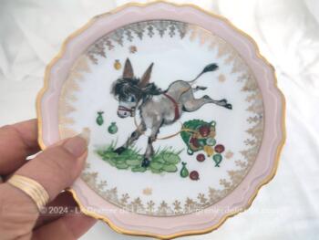 Adorable duo de petites assiettes pour enfants datant des années 60 en "Véritable Porcelaine de Limoges France - Or" avec une petite assiette plate et une assiette creuse aux motifs enfantins et animaliers.