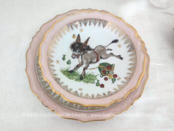 Adorable duo de petites assiettes pour enfants datant des années 60 en "Véritable Porcelaine de Limoges France - Or" avec une petite assiette plate et une assiette creuse aux motifs enfantins et animaliers.