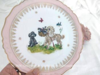 Adorable duo de petites assiettes pour enfants datant des années 60 en "Véritable Porcelaine de Limoges France - Or" avec une petite assiette plate et une assiette creuse aux motifs enfantins et animaliers.