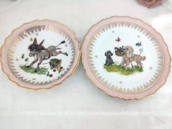 Adorable duo de petites assiettes pour enfants datant des années 60 en "Véritable Porcelaine de Limoges France - Or" avec une petite assiette plate et une assiette creuse aux motifs enfantins et animaliers.