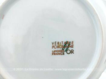 Adorable duo de petites assiettes pour enfants datant des années 60 en "Véritable Porcelaine de Limoges France - Or" avec une petite assiette plate et une assiette creuse aux motifs enfantins et animaliers.