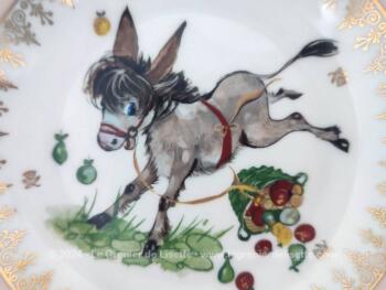 Adorable duo de petites assiettes pour enfants datant des années 60 en "Véritable Porcelaine de Limoges France - Or" avec une petite assiette plate et une assiette creuse aux motifs enfantins et animaliers.