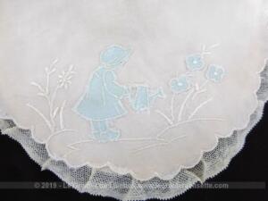 Ancien petit bavoir rose décor incrustations bleues