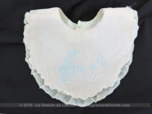 Ancien petit bavoir rose décor incrustations bleues