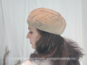 Superbe et original chapeau-toque vintage en velours beige dont les coutures forme une spirale à partir d'un cercle sur le dessus. une création de chez "Fougeray Paris - Made in France".