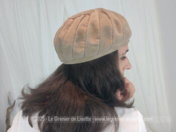 Superbe et original chapeau-toque vintage en velours beige dont les coutures forme une spirale à partir d'un cercle sur le dessus. une création de chez "Fougeray Paris - Made in France".