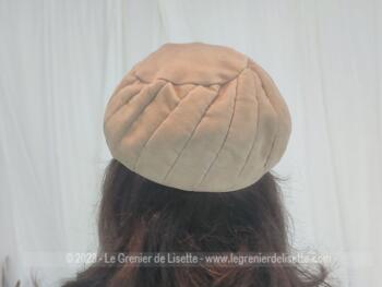 Superbe et original chapeau-toque vintage en velours beige dont les coutures forme une spirale à partir d'un cercle sur le dessus. une création de chez "Fougeray Paris - Made in France".